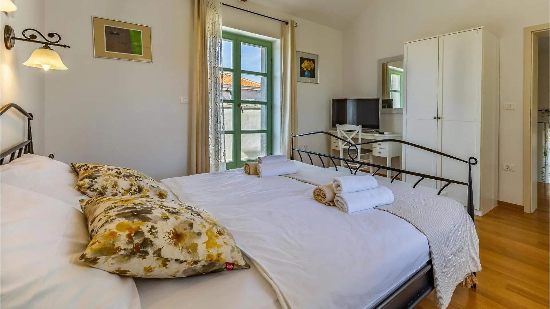 Nice Home In Liznjan With Outdoor Swimming Pool 0*,