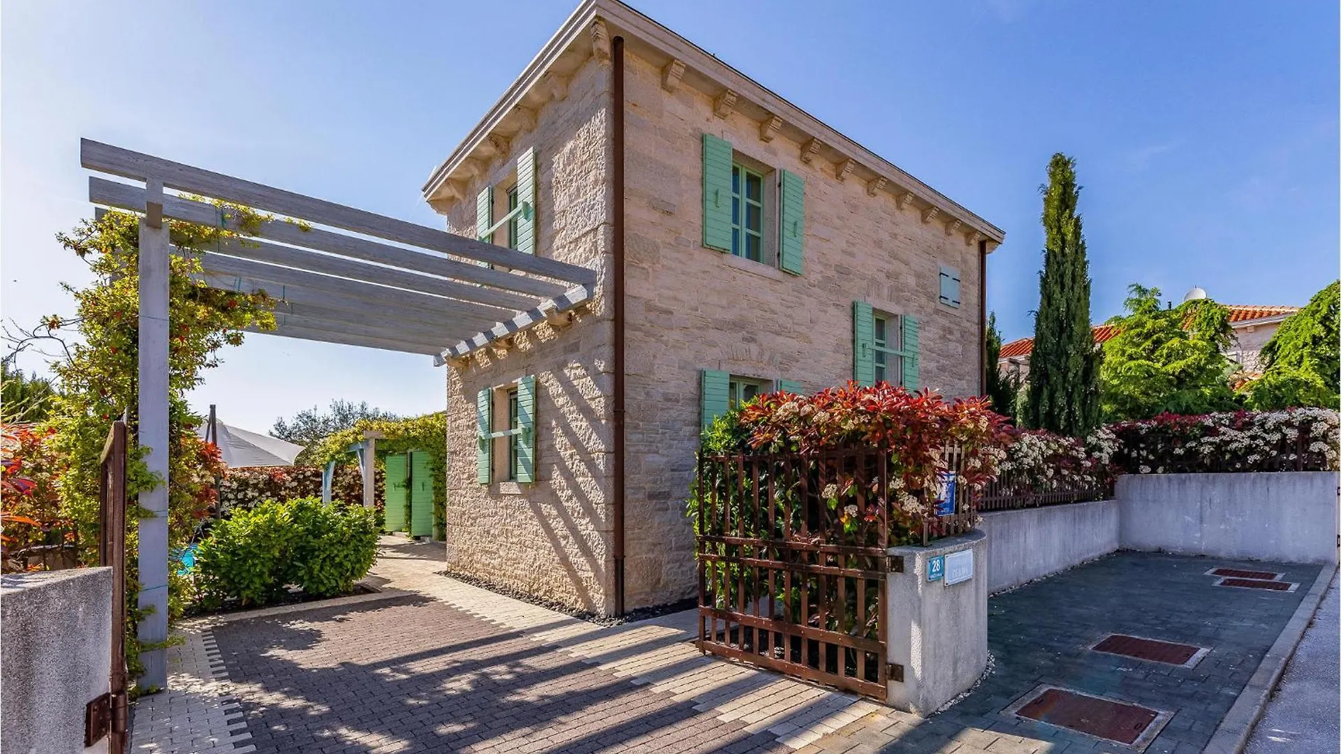 Nice Home In Liznjan With Outdoor Swimming Pool