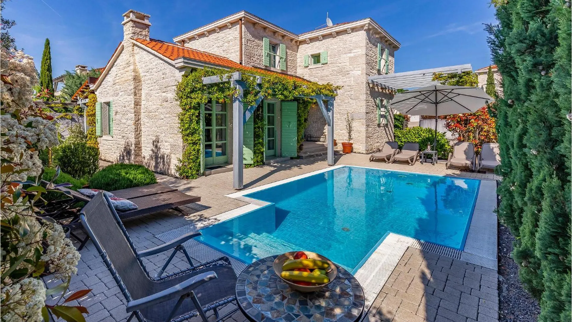 Nice Home In Liznjan With Outdoor Swimming Pool